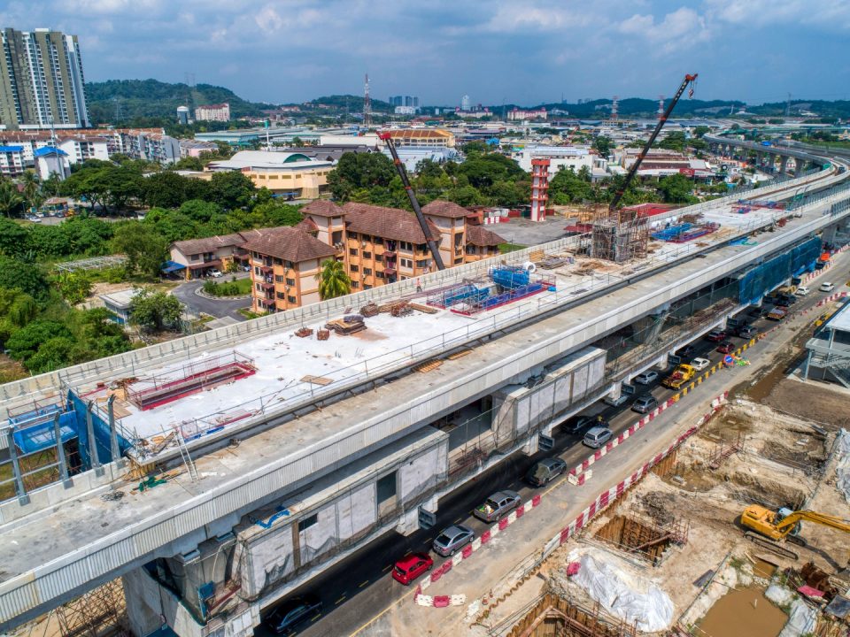Pandangan udara tapak Stesen MRT Serdang Jaya menunjukkan kerja-kerja pemasangan sesangga besi dan kekuda bawah sedang dijalankan.