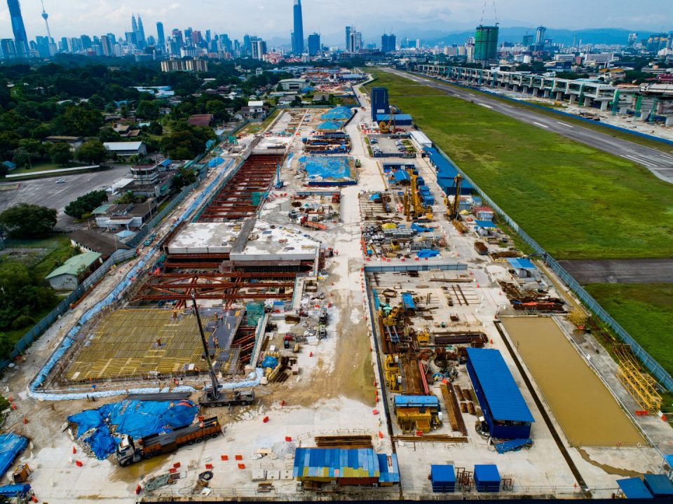 Pandangan udara tapak Stesen MRT Bandar Malaysia Selatan menunjukkan kekotak stesen dan susun atur tapak.