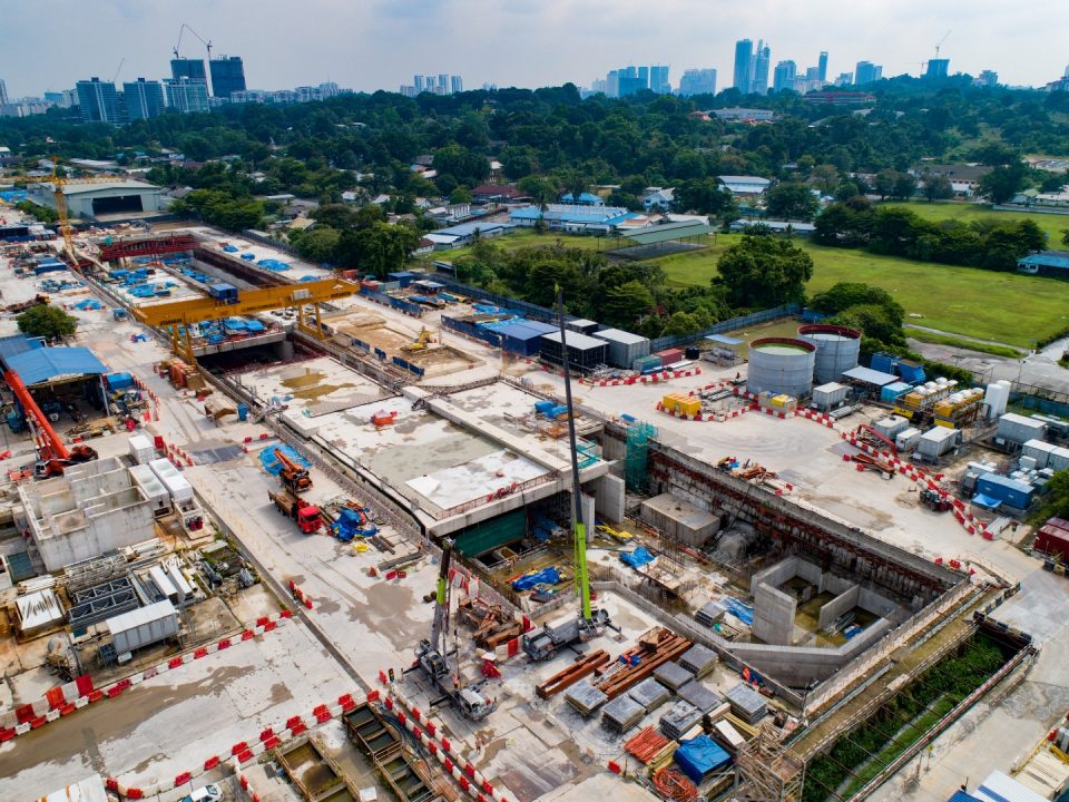 Pandangan Stesen MRT Bandar Malaysia Utara menunjukkan kerja-kerja dinding konkrit tetulang, tiang, papak platform dan kerja-kerja pengalisan air sedang berjalan.