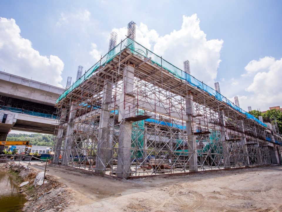Kerja-kerja seni bina dan kerja-kerja mekanikal dan elektrikal sedang dijalankan untuk semua bilik sistem Stesen MRT Taman Equine.