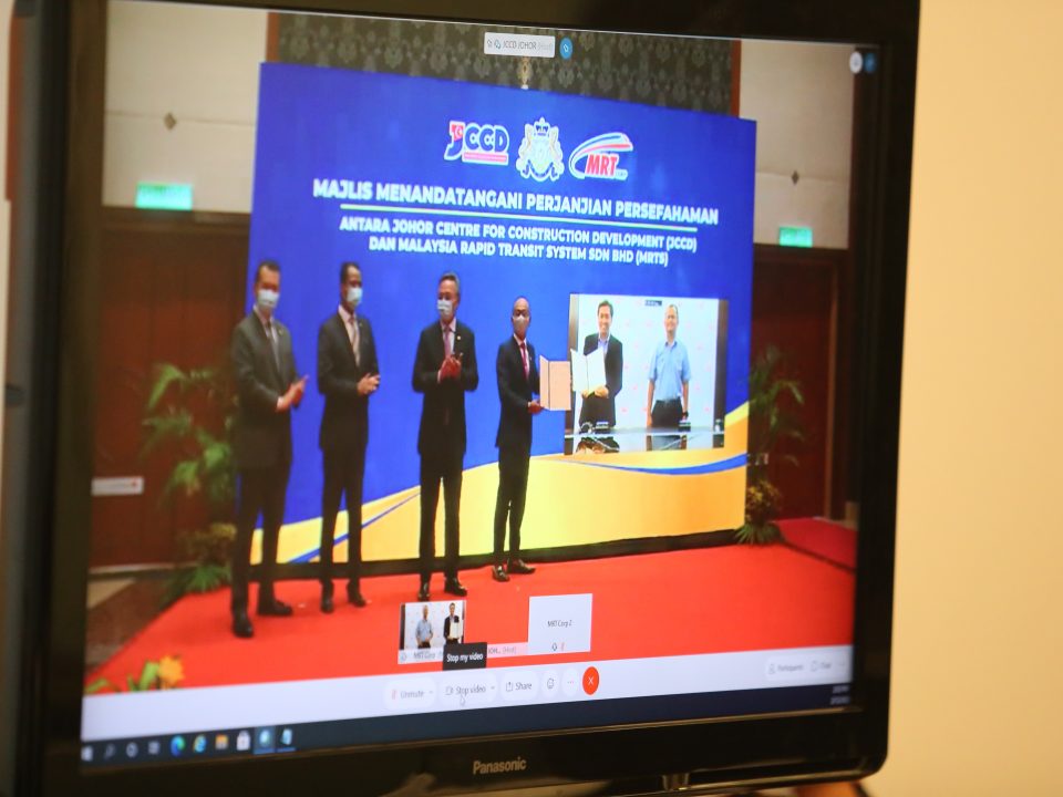MOU SECARA MAYA: Gambaran secara maya Perjanjian Persefahaman (MOU) bagi penyertaan kontraktor Bumiputera dalam Projek Rapid Transit System Link (RTS Link) di antara Johor Bahru dan Singapura di antara Malaysia Rapid Transit Corporation Sdn Bhd dan Johor Centre for Construction Development.