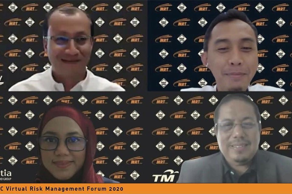 GAMBAR BERKUMPULAN: Gambar berkumpulan semua penceramah untuk Forum Pengurusan Risiko Secara Maya MRT Corp 2020. Dari kanan : Pengarah Piawaian dan Pematuhan MRT Corp, Tuan Haji Mohd Yusof Kasiron, Ketua Pegawai Risiko Telekom Malaysia Encik Mohamad bin Mohamad Zain, Ketua Pegawai Integriti dan Tadbir Urus Risiko SP Setia Puan Hajah Noranisah binti Haji Mohd Anis dan Ketua Pegawai Risiko dan Tadbir Urus FGV Holdings Encik Wan Norman Nasir