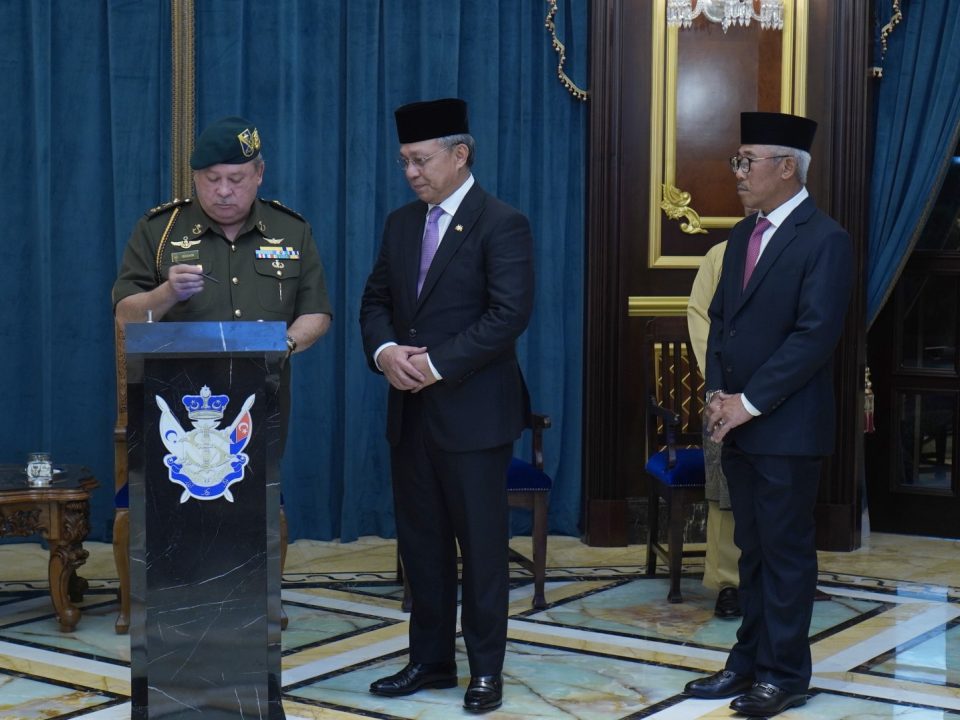 PERASMIAN DIRAJA: (dari kiri) Duli Yang Maha Mulia Sultan Ibrahim Ibni Almarhum Sultan Iskandar, Sultan Johor menandatangani plak elektroik bersempena memperingati Perasmian Majlis Pecah Tanah Projek RTS Link dari Istana Bukit Serene, disaksikan oleh Menteri Besar Johor YAB Datuk Haji Hasni Bin Mohammad dan Dato’ Perdana Dalam Johor Dato’ Mohamed Perang Musa