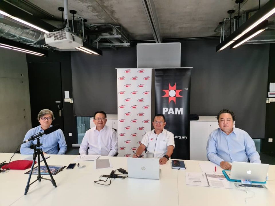 AHLI PANEL: Ahli panel untuk sesi taklimat Pertandingan Idea Reka Bentuk Fakad Stesen RTS Link PAM + MRT Corp. Dari Kiri, Pengarah SA Architects Sdn Bhd Encik Richard Sau, Naib Presiden Kanan AECOM, Ir Poh Seng Tiok, Pengarah Projek RTS Link, Ir Zulkifli Mohamed dan Ahli PAM dan Penganjur Pertandingan Ar Ang Chee Cheong.