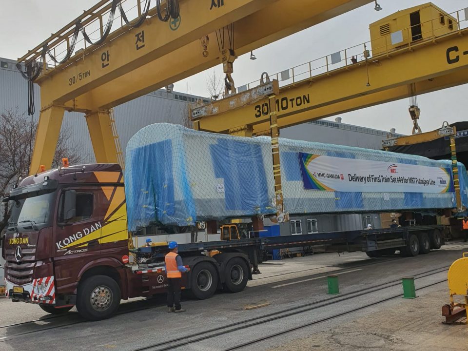 MENGANGKAT: Aktiviti mengangkat gerabak tren terakhir TS49 ke atas trak untuk dibawa ke pelabuhan di Masan.