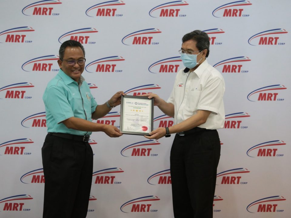DISAHKAN KEMAMPANAN INFRASTAR: Sijil Kemampanan INFRASTAR 5 Bintang sedang disampaikan oleh Ketua Eksekutif Lembaga Pembangunan Industri Pembinaan Malaysia, Datuk Ir Ahmad ‘Asri Abdul Hamid (kiri) kepada Ketua Pegawai Eksekutif MRT Corp, Datuk Mohd Zarif Hashim (kanan).