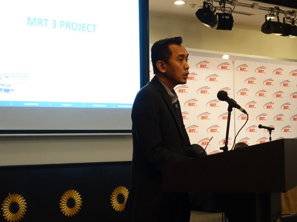 KESELURUHAN: Pengarah Projek MRT3 Laluan Lingkaran Tuan Haji Mohd Yusof Kasiron menyampaikan keseluruhan cadangan Projek MRT3 Laluan Lingkaran.