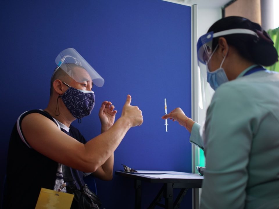 MENYEMAK JARUM: Doktor perubatan menunjukkan jarum suntikan kepada anggota RC Deaf Missions Malaysia sebelum memberikan suntikan vaksin Covid-19 kepadanya di Pusat Perubatan Universiti Malaya.