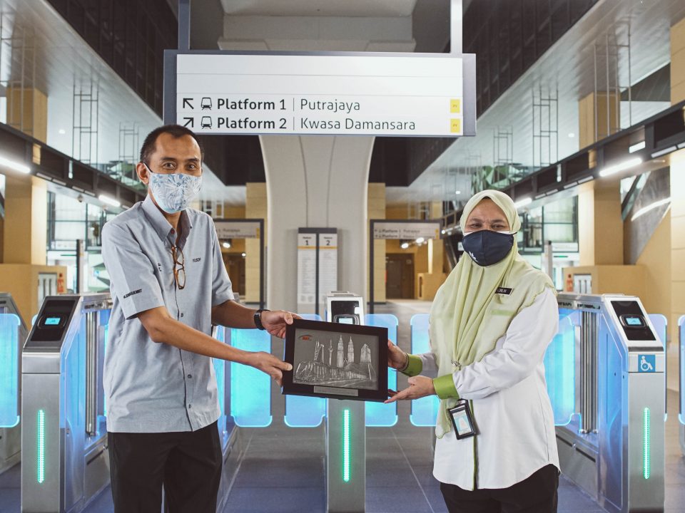 CENDERAHATI: (dari kiri) Pengarah Projek MRT3 Tuan Haji Yusof bin Kasiron menyerahkan cenderahati kepada Ketua Pengarah JAS YBrs. Puan Norlin binti Jaafar sebagai penghargaan di atas masa dan pandangan yang dikongsi.