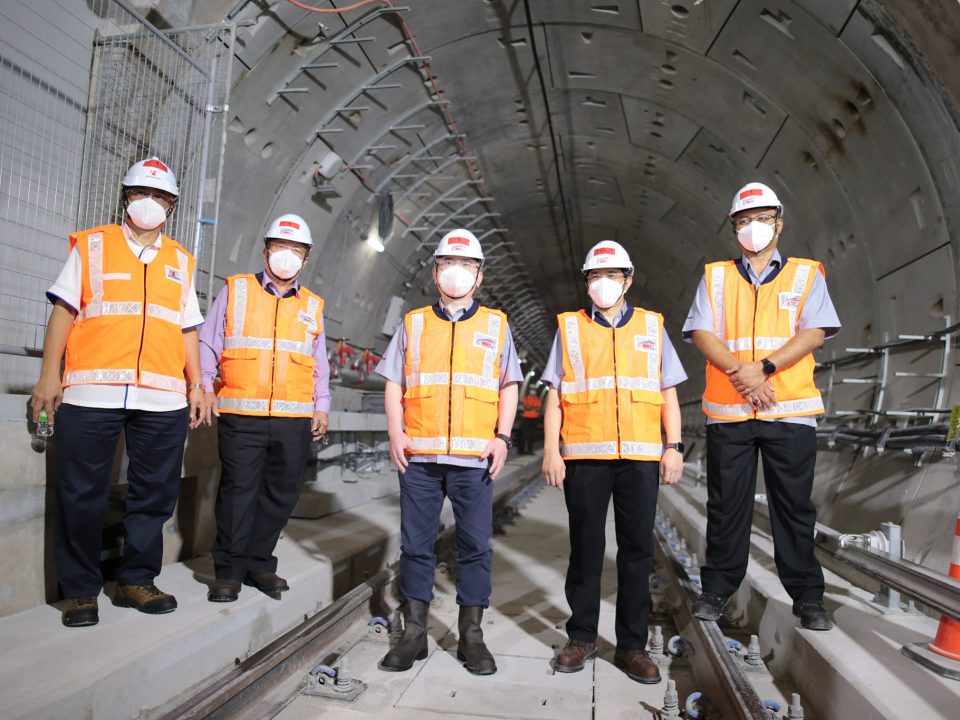 MELALUI TEROWONG: Gambar berkumpulan (dari kiri) Pengerusi Prasarana Tan Sri Jamaludin Ibrahim, Timbalan Menteri Pengangkutan Dato Henry Sum Agong, Menteri Pengangkutan Datuk Seri Ir Dr Wee Ka Siong, Ketua Pegawai Eksekutif MRT Corp Datuk Mohd Zarif Hashim dan Ketua Setiausaha Kementerian Pengangkutan Datuk Isham Ishak di hadapan mulut terowong, sebelum meneruskan perjalanan mereka ke Stesen MRT Hospital Kuala Lumpur (HKL)