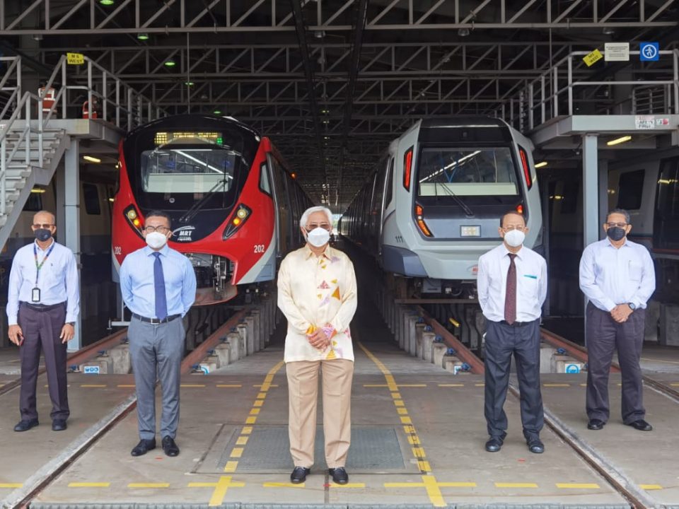 TREN MRT: (dari kiri) Ketua Pegawai Eksekutif Rapid Rail (RR) Sdn Bhd Encik Ramlie Shafie, Presiden dan Ketua Pegawai Eksekutif Kumpulan Prasarana Encik Mohd Azharuddin Mat Sah, Pengerusi Prasarana Tan Sri Jamaludin Ibrahim, Ketua Pegawai Operasi Kumpulan Prasarana (Strategi dan Pembangunan) Dr. Prodyut Dutt dan Ketua Pegawai Operasi RR Encik Abdul Hadi Amran bergambar di hadapan tren MRT di Pejabat Penyelenggaraan Tren