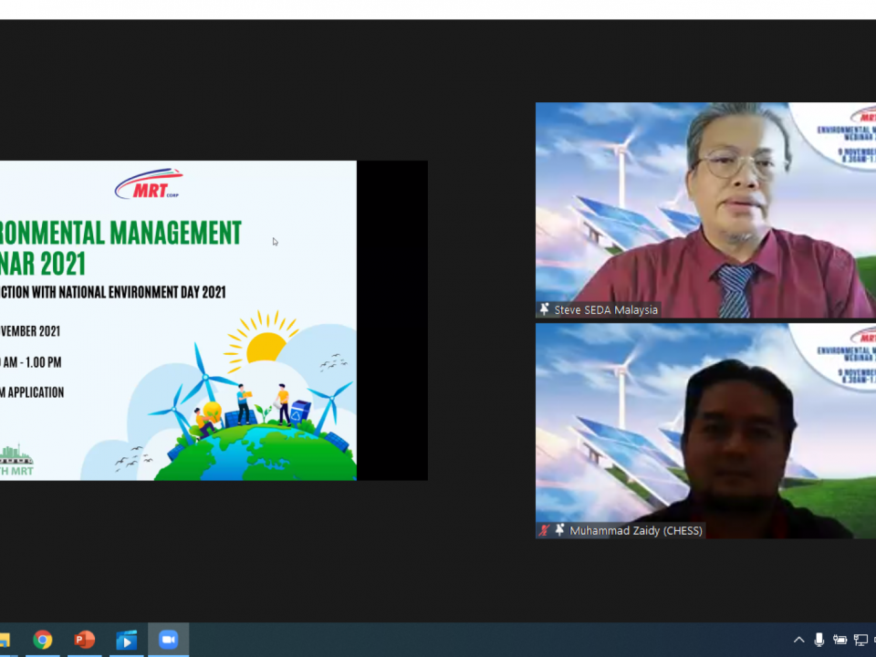 TENAGA HIJAU: Pengarah Pembangunan Teknikal dan Pemudahcara di Sustainable Energy Development Authority Malaysia (SEDA Malaysia) Ts. Steve Anthony Lojuntin bergambar bersama Pengurus Kanan Kuarters Pekerja Setempat, Kesihatan, Alam Sekitar dan Keselamatan (CHESS) MRT Corp Encik Muhammad Zaidy Abu Tamin semasa pembentangan beliau mengenai “Bangunan Hijau dan Bangunan Karbon Rendah Tenaga Lestari”.