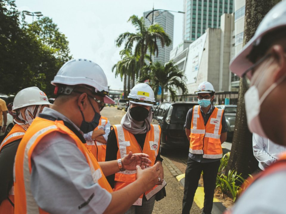 Ketua Pembinaan Awam Projek RTS Link Encik Asnan Ayob menerangkan kepada delegasi mengenai penempatan semula saluran paip air Kerja Utiliti Awam Singapura di Jalan Tun Razak.