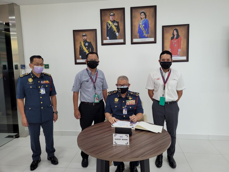 DAFTAR MASUK: Ketua Pengarah Jabatan Bomba dan Penyelamat Malaysia Dato' Sri Ts Mohammad Hamdan Hj Wahid (duduk) sedang menandatangani buku pendaftaran pelawat semasa lawatan ke Projek RTS Link, disaksikan oleh (dari kiri) Timbalan Ketua Pengarah (Pembangunan) Dato' Edwin Galan Teruki, Pengarah Projek RTS Link Ir. Zulkifli Mohamed and Ketua Perkhidmatan Bangunan E&M Projek RTS Link Ir. Ardy Suhaidy Mustapha