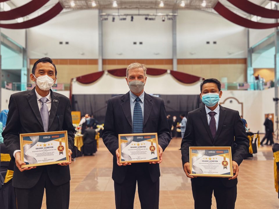 KECEMERLANGAN KESELURUHAN: (dari kiri) Pengarah Projek MRT3 Tuan Haji Yusof Kasiron, Pengarah Projek Colas Rail Engineering Sdn Bhd Encik Paul Martin dan Pemangku Ketua Piawaian dan Pematuhan MRT Corp Encik Azhar Sofah bergambar dengan sijil Anugerah SHASSIC untuk penarafan 5 Bintang yang diterima