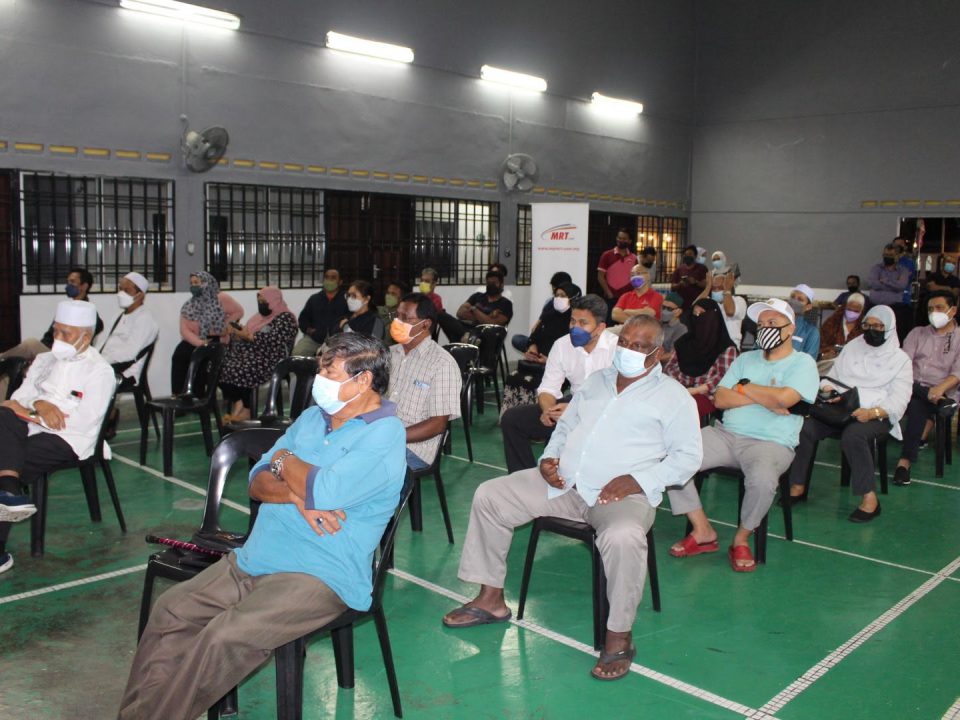 PENERANGAN: Penduduk Kampung Wadihana mendengar penerangan keseluruhan Projek Link RTS dan taklimat mengenai permulaan kerja-kerja pembinaan di depoh penyelenggaraan Wadihana.