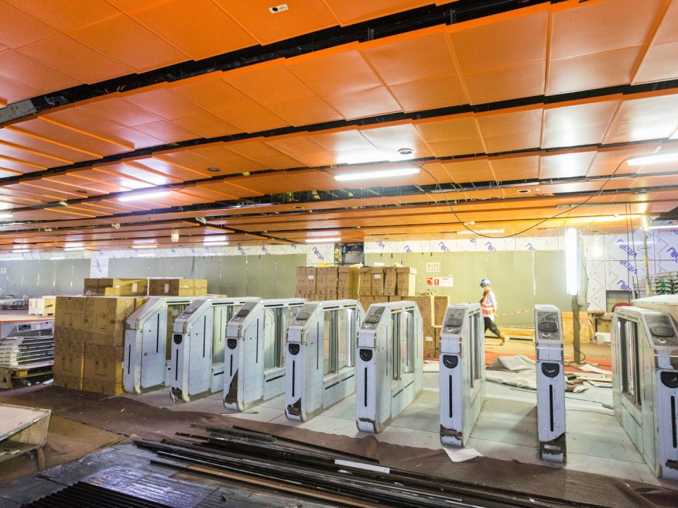 Pandangan Stesen MRT Chan Sow Lin menunjukkan kerja-kerja pemasangan pintu Kutipan Tambang Automatik di aras ruang legar.