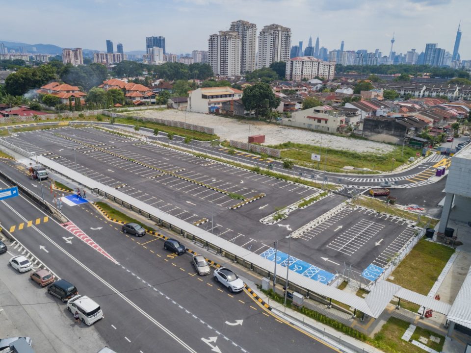 Pandangan udara tempat letak kereta Stesen MRT Kentonmen menunjukkan kerja-kerja penandaan jalan kekal telah siap