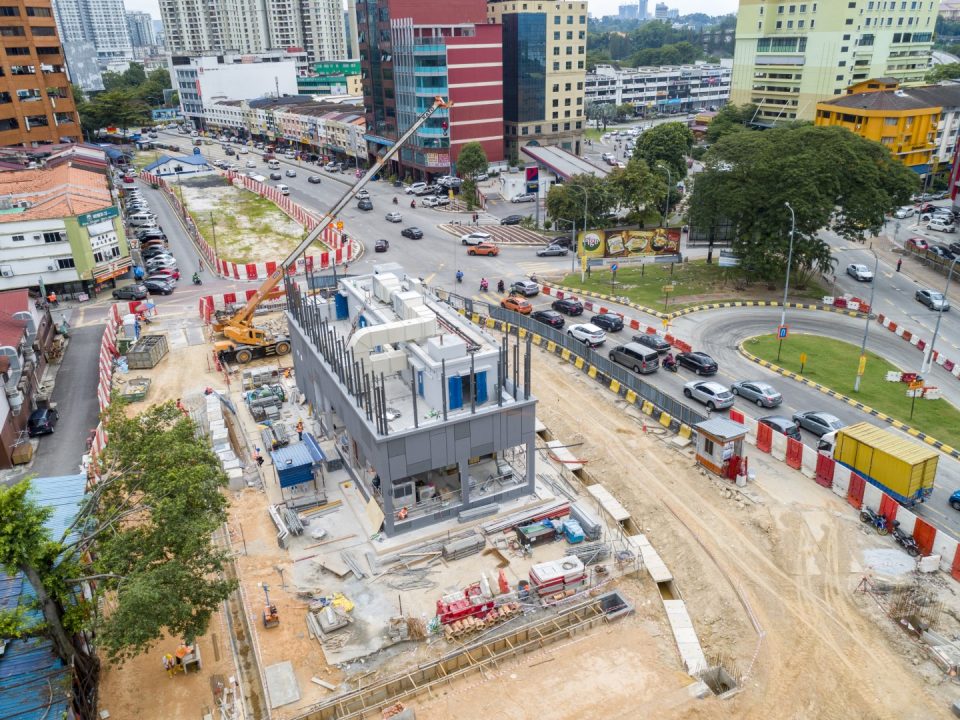 Pandangan udara struktur bangunan Syaf Kecemasan 1 di Jalan Sultan Azlan Shah menunjukkan kerja-kerja pemasangan kekisi di atas bumbung sedang dijalankan.