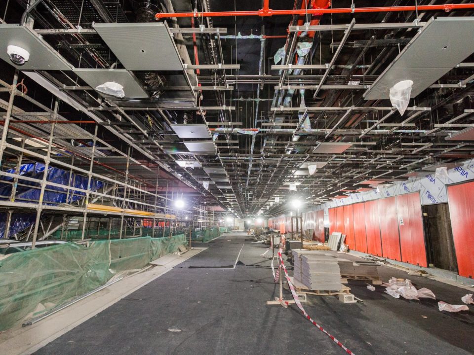 Pandangan ruang legar bawah Stesen MRT Ampang Park menunjukkan kerja-kerja seni bina sedang dijalankan di bahagian depan