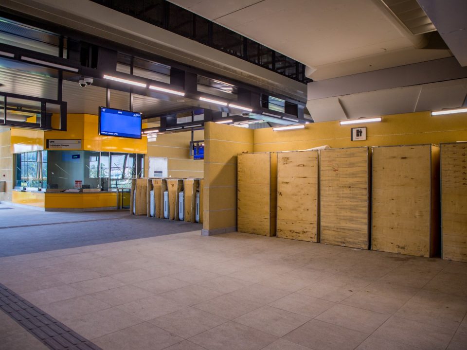 Kerja-kerja pemasangan mesin tiket layan diri sedang dijalankan di Stesen MRT UPM