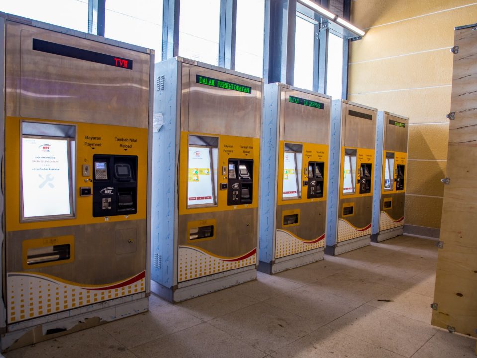 Mesin tiket layan diri telah dipasang di Stesen MRT Taman Naga Emas.
