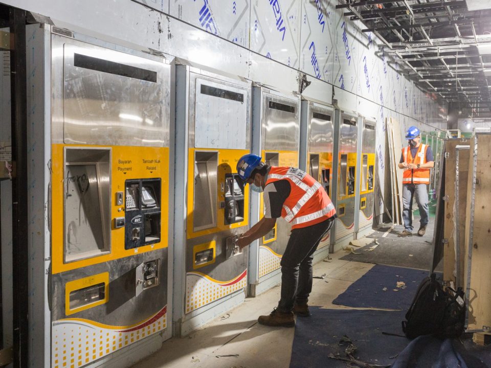 Kerja-kerja pemasangan aksesori mesin tiket layan diri di aras ruang legar Stesen MRT Persiaran KLCC.