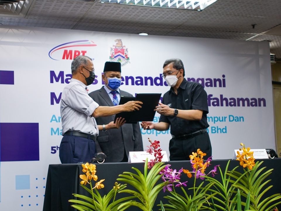 PERTUKARAN DOKUMEN: (kiri) Datuk Bandar Kuala Lumpur Datuk Seri Hj. Mahadi Che Ngah dan (kanan) Ketua Pegawai Eksekutif MRT Corp Datuk Mohd Zarif Hashim bertukar dokumen MoU bagi menyempurnakan majlis, disaksikan oleh (tengah) Menteri Wilayah Persekutuan Dato' Seri Dr Shahidan Kassim.