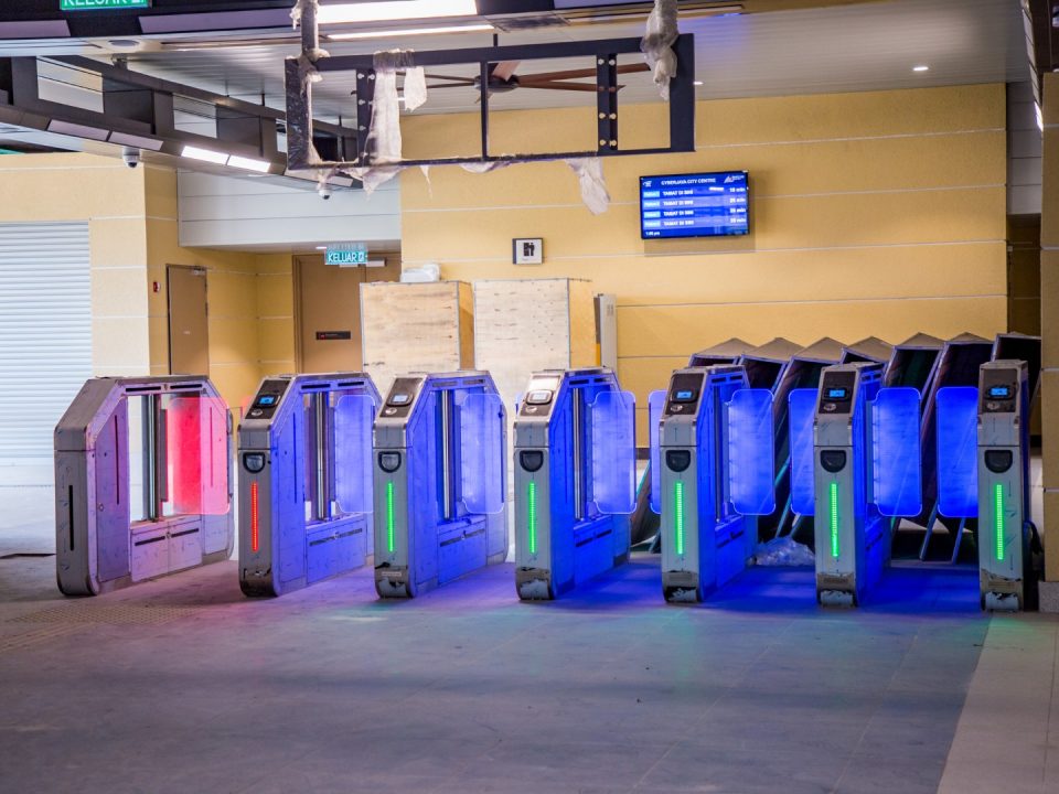 Pengujian dan pentauliahan sistem pintu Kutipan Tambang Automatik sedang dijalankan di Stesen MRT Cyberjaya City Centre.