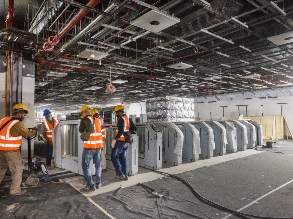 Kerja-kerja pemasangan aksesori pintu Kutipan Tambang Automatik di aras ruang legar Stesen MRT Persiaran KLCC.
