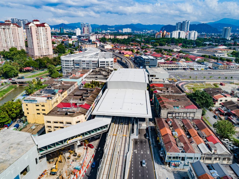 Kerja-kerja kemasan kecacatan dan cat sedang dijalankan di Stesen MRT Kentonmen.