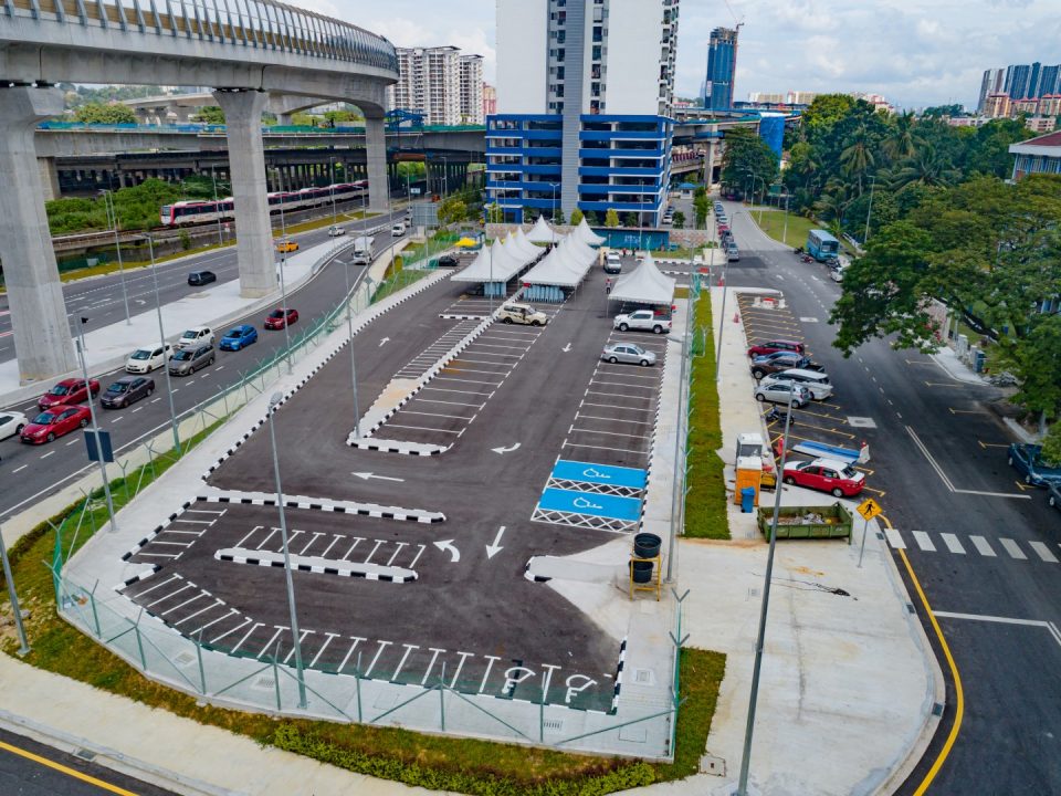 Pandangan udara tempat letak kereta atas tanah Stesen MRT Sungai Besi yang telah siap.