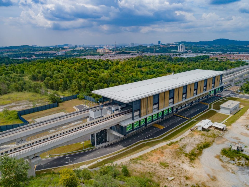 Gambaran keseluruhan Stesen MRT 16 Sierra dan penyiapan kerja luaran.