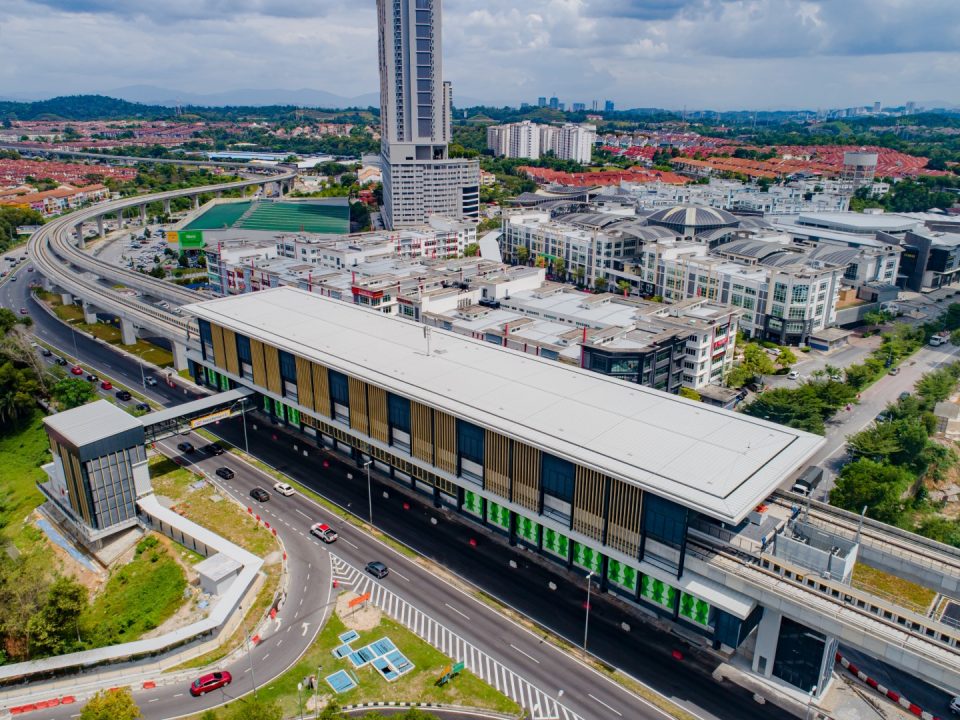 Kerja-kerja papan tanda trafik luaran sedang dijalankan di Stesen MRT Putra Permai.