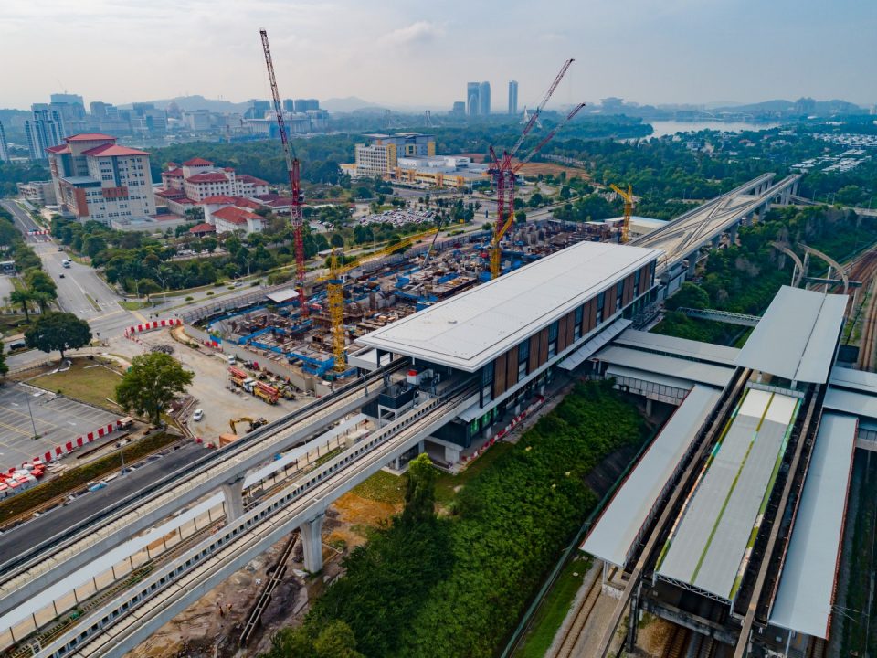Gambaran keseluruhan Stesen MRT Putrajaya Sentral dan penyiapan kerja-kerja luaran.