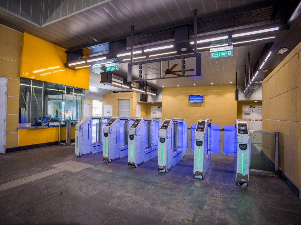 pentauliahan sistem pintu Kutipan Tambang Automatik sedang dijalankan di Stesen MRT Serdang Jaya.
