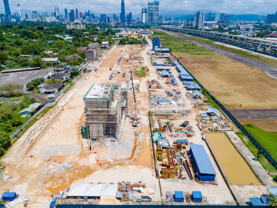Pandangan udara Stesen MRT Bandar Malaysia Selatan menunjukkan kerja-kerja kambus balik, struktur atas tanah dan saliran sedang dijalankan.