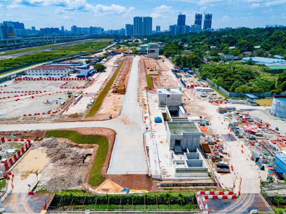 Pandangan udara Stesen MRT Bandar Malaysia Utara menunjukkan kerja-kerja kemasan luaran untuk bangunan Pintu Masuk B sedang dijalankan