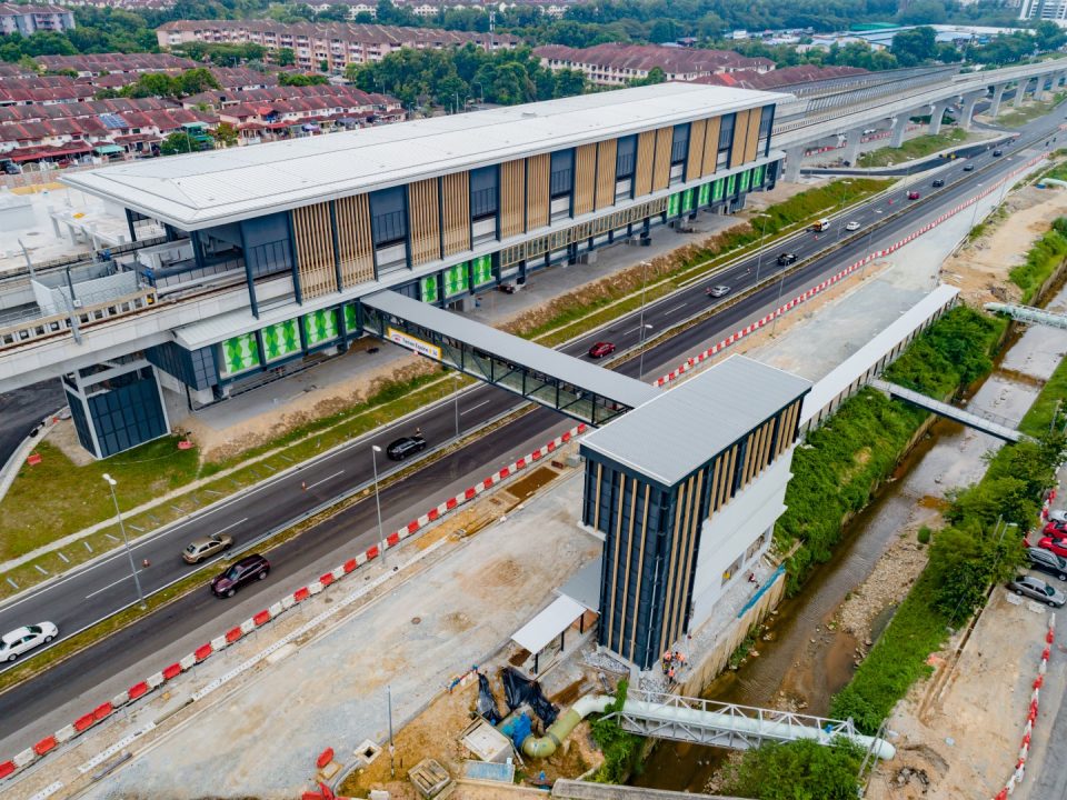 Pandangan udara Stesen MRT Taman Equine menunjukkan Pintu Masuk B menunggu lapisan pracampuran sementara kerja-kerja papan tanda trafik luaran sedang dijalankan.