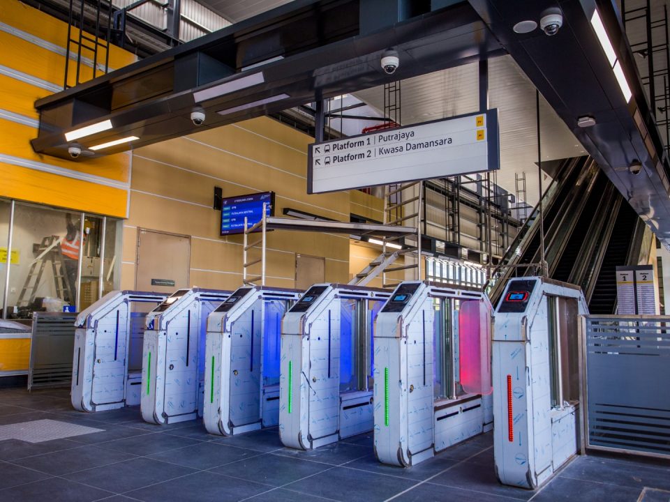 Pengujian dan pentauliahan sistem pintu Kutipan Tambang Automatik sedang dijalankan di Stesen MRT Cyberjaya Utara.