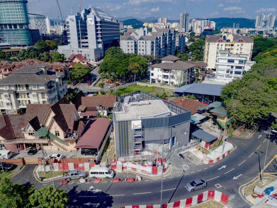 Pandangan udara Syaf Kecemasan 2 menunjukkan kemajuan pemasangan pintu utama dan pemagaran.