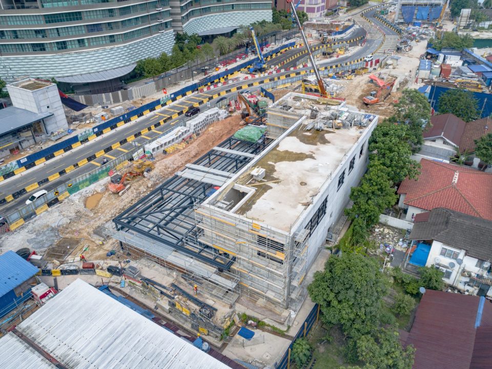 Pandangan udara struktur bangunan Pintu Masuk A dan Pengudaraan A Stesen MRT Raja Uda. Yang telah siap dan kerja-kerja sedang dijalankan untuk menyiapkan keseluruhan kemasan luaran bangunan