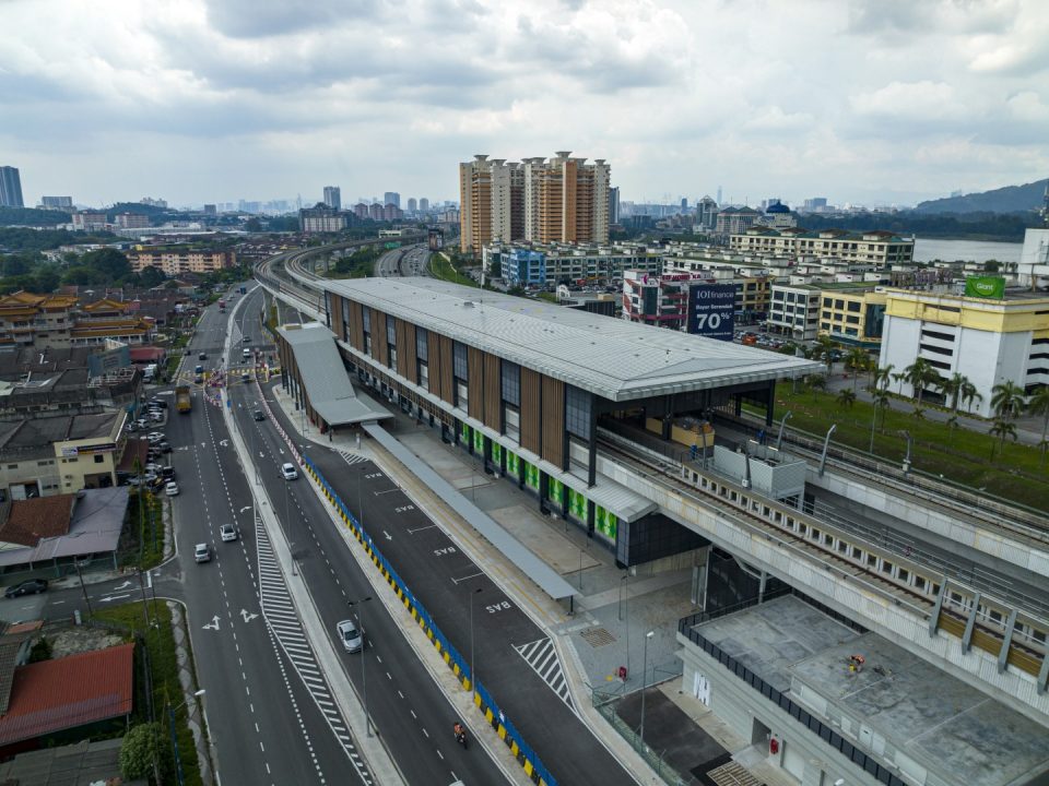 Pandangan udara Stesen MRT Serdang Raya Selatan menunjukkan kerja-kerja jalan telah siap dan sedia untuk pemeriksaan oleh Pihak Berkuasa.