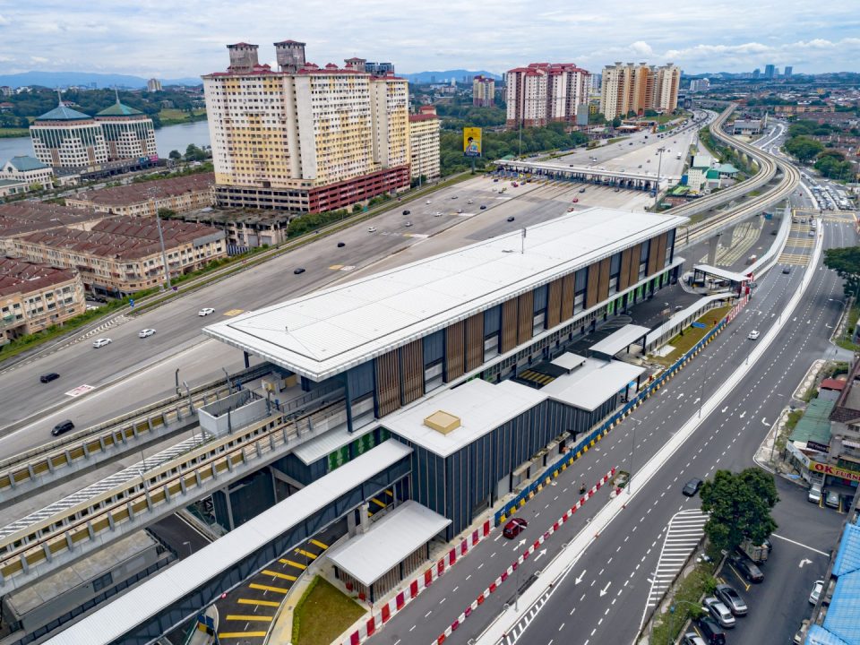 Pandangan udara Stesen MRT Serdang Raya Utara menunjukkan kerja-kerja luaran stesen telah siap