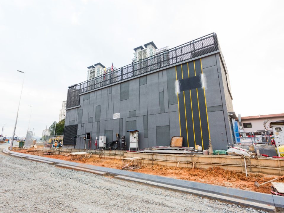 Kerja-kerja landskap dan bilik sedang dijalankan di sekeliling struktur bangunan Syaf Kecemasan 1.