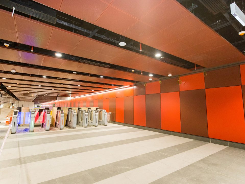Pandangan pemasangan sistem pintu Kutipan Tambang Automatik yang telah siap di aras ruang legar Stesen MRT Sentul Barat.