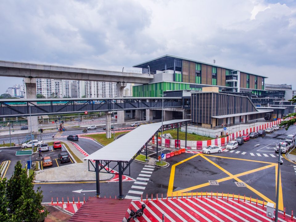 Pandangan sambungan laluan pejalan kaki tambahan ke tempat letak kereta Stesen MRT Sungai Besi yang telah siap.