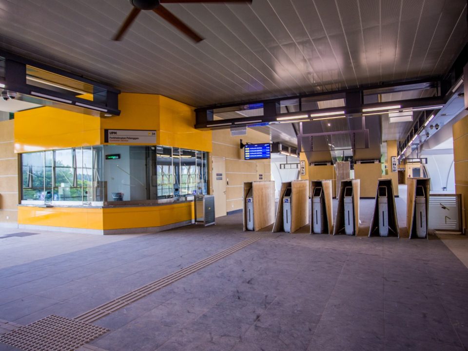 Pemasangan sistem pintu Kutipan Tambang Automatik sedang dijalankan di Stesen MRT UPM