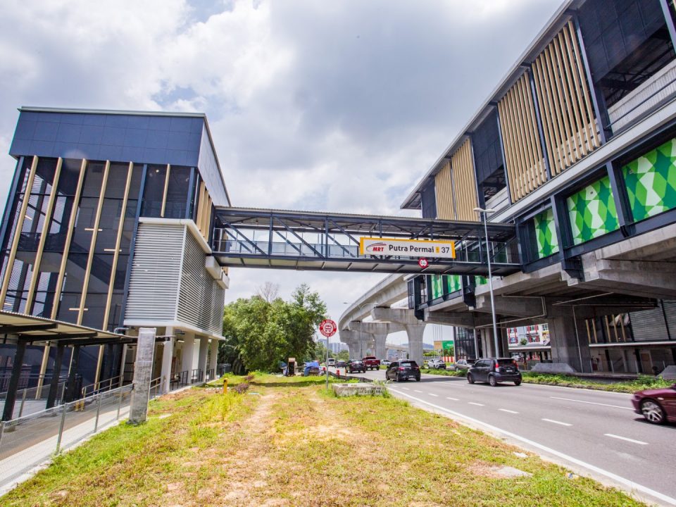 Kerja-kerja pemasangan papan tanda luaran telah siap di Stesen MRT Putra Permai.