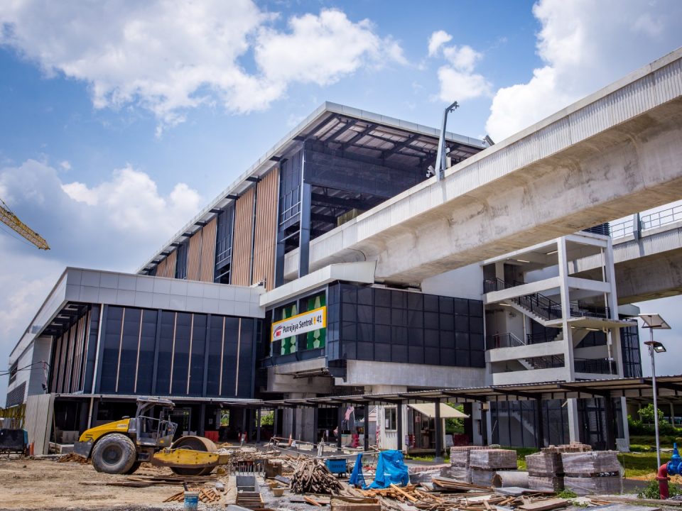 Kerja-kerja luaran stesen sedang dijalankan di Stesen MRT Putrajaya Sentral.